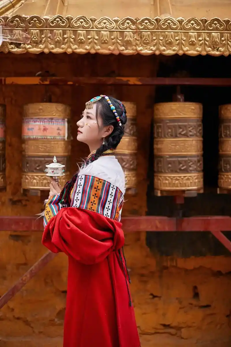 人生建议,来拉萨一定要拍摄一组的藏服写真.#藏服写真 #西藏 - 抖音