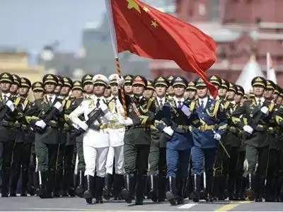 (图为中国人民解放军三军仪仗队方阵行进在阅兵式上.