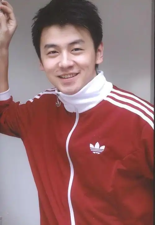 雷佳音在15岁时,身高迅速增长,达到了一米八的魁梧身材.