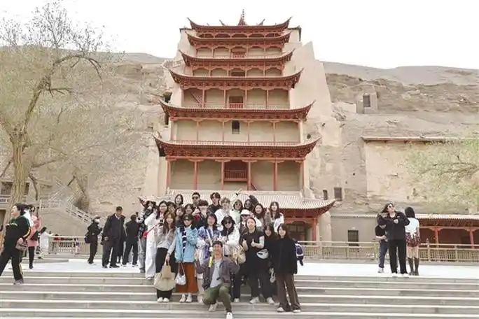 新华网甘肃 > 正文 敦煌:"旅游 "让文旅产业全域开花