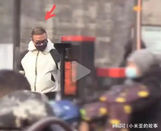 52岁汪峰接8岁醒醒放学秃顶严重带着女儿超市买买买