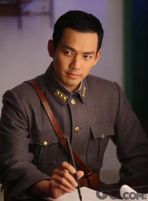 "小太阳"钟汉良在《来不及说我爱你》中,穿着灰色的军装,倒是蛮像一个