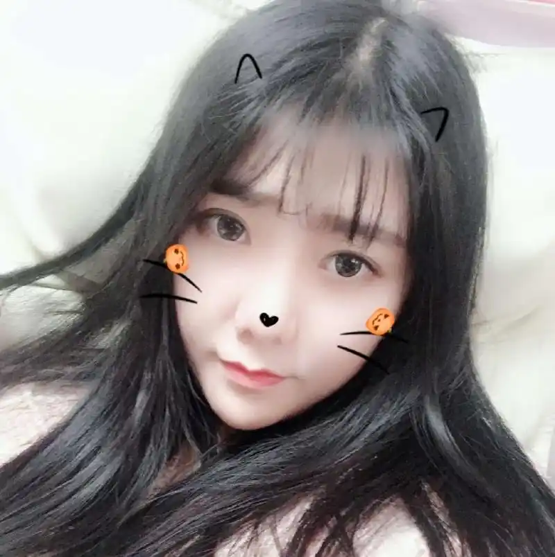 网友其实是根本没见过的,大多数网友其实都只见到过小团团的露脸照片