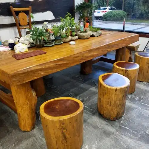 特别喜欢大厅里的这张大茶台,桌上绿植生机盎然