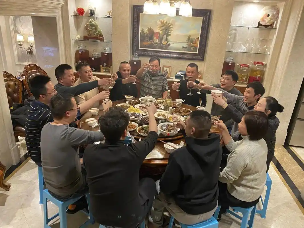 今晚上大家庭人员,在四妹家吃团年饭…喝酒酒,现在又开始第二的 - 抖