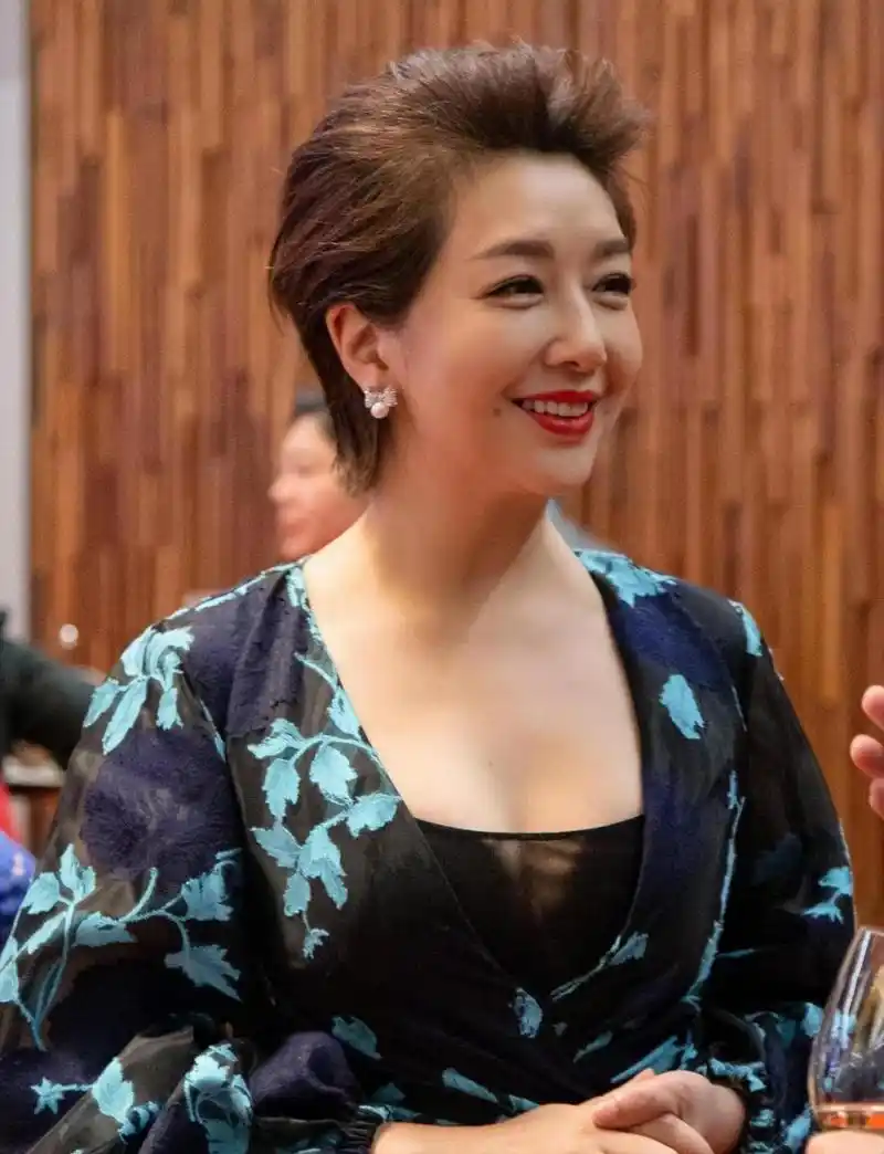 江珊,一个出生于电影世家的女演员,生活轨迹曲折多变,一直在追逐着她