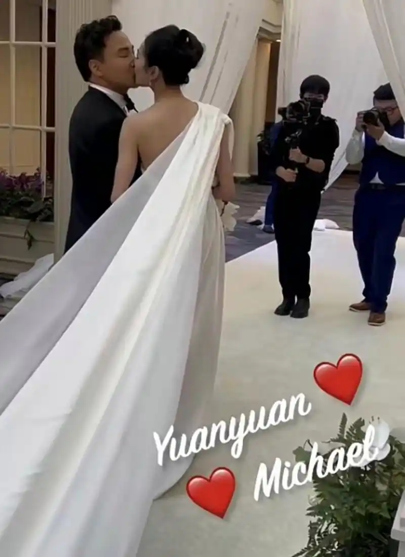 据悉,46岁的谭元元与华裔老公在旧金山皇宫酒店举办了浪漫唯美的婚礼