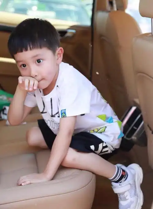 邓莎六一晒出童年旧照原来大麟子和妈妈小时候共用一张脸