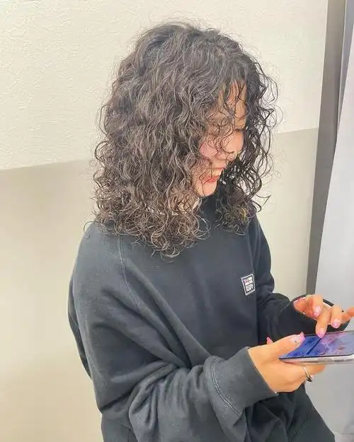 头发细软少,就选全头卷烫发,显发量又洋气