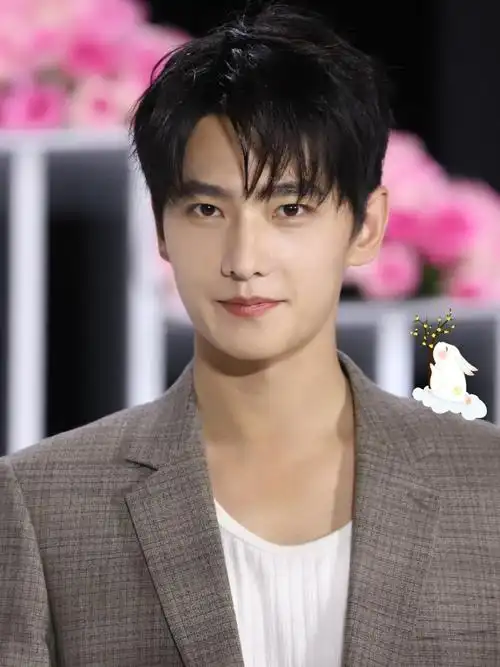 杨洋系个腰带吧#看看这原图直出的纯生图,不愧是杨不修好自律的大