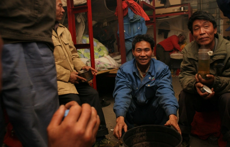 农民工真实生活一间屋子住8对夫妻图4你不忍看第二遍