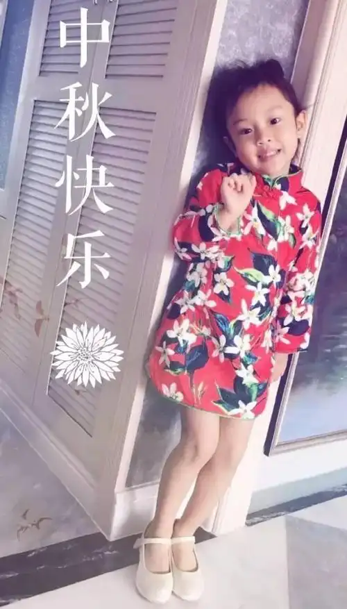 爸爸是东北崔胜铉贾乃亮 妈妈是演艺圈网红李小璐 小甜馨的时尚之路刚