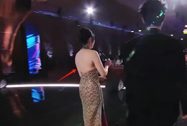 这一夜身材圆润的张雨绮显得有些尴尬