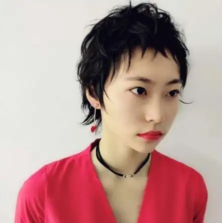 女生两侧短后边长的发型造型