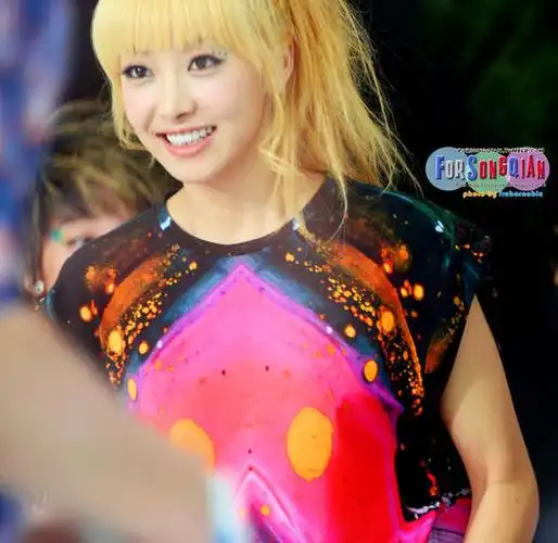 美女明星宋茜图片 f(x)金发宋茜火辣热舞图片