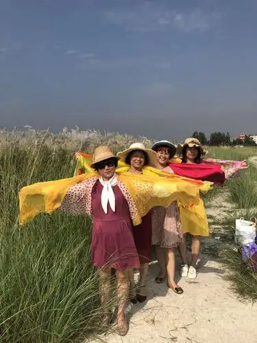 金秋又见芦花开,芦苇花上开满大妈