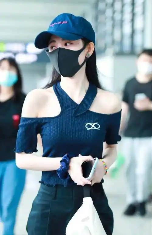 在接下来的视频中,鞠婧祎换上了一件白色的吊带背心,大展自己纤细的