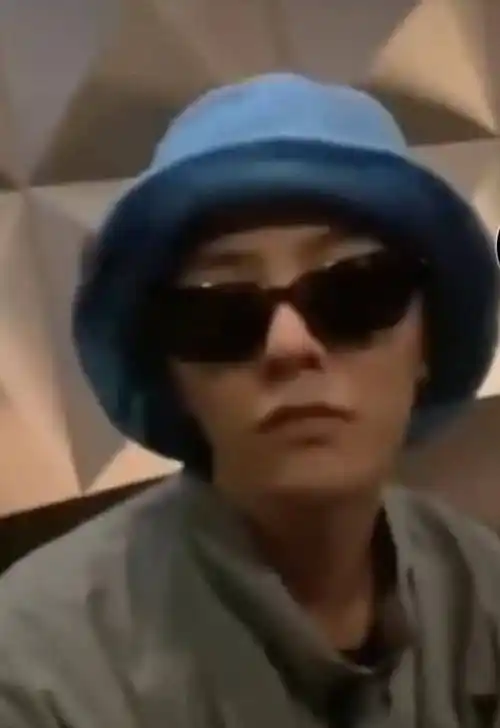 原创jennie午夜出镜权志龙意外出镜穿粉色豹纹秀直角肩二人合作有望