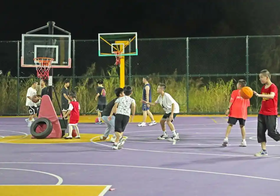 2023年7月5日,孩子们在南宁邕江边一个篮球场打球.新华社记者 周华 摄