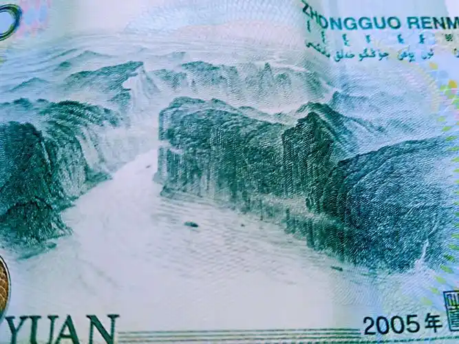 10元人民币背面版画,就是取自此景.