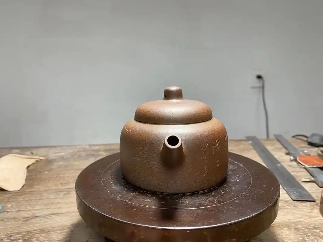 窑变魔术师 蒯良荣61百纳壶 此款百纳壶,高温窑变而成,壶形似一人穿