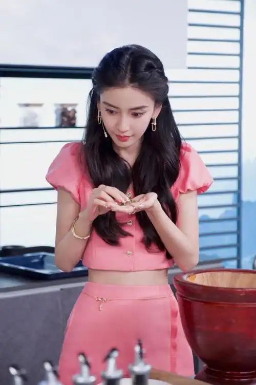 angelababy超话·#angelababy芭比粉短裙造型#·#听说很好吃#创意搭载