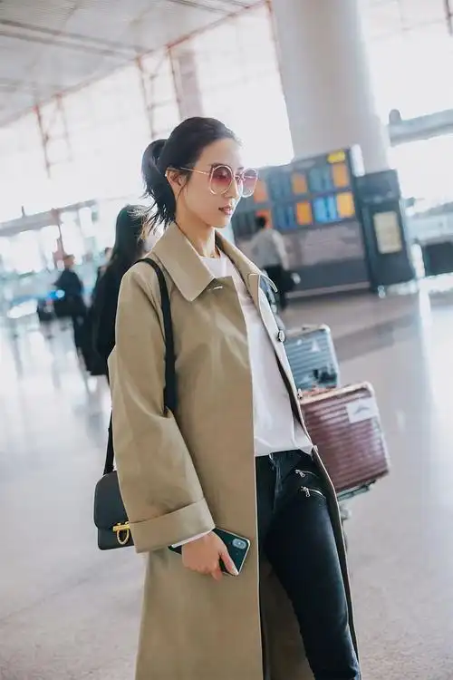 张钧甯休闲穿搭现身机场,紧身牛仔裤秀美腿