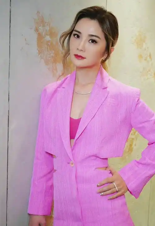 蔡卓妍与成龙,刘德华,张学友等男神合影,引爆全网嫉妒_西装_设计_黑色