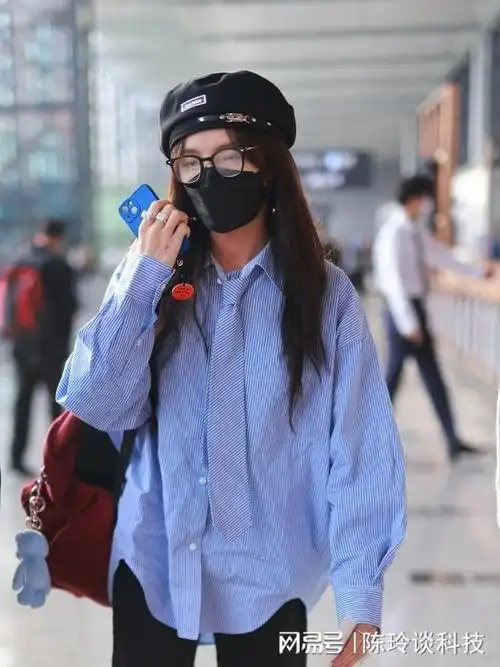 街拍孟佳条纹衬衫贝雷帽喇叭裤随性休闲