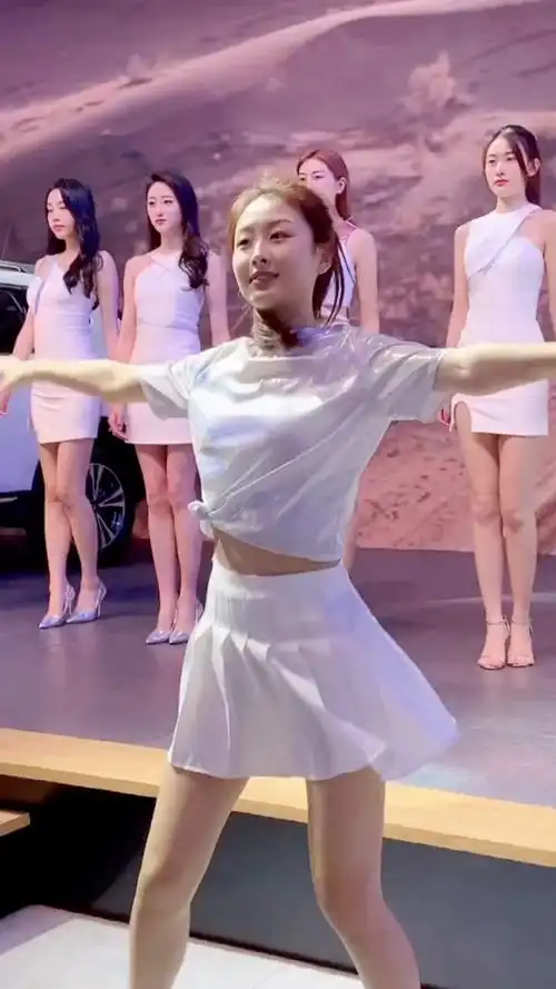 曾经大学校花,如今是一线车模舞蹈演员,出场费高达30万,走到哪都是