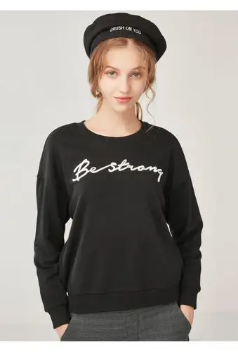 字母刺绣圆领套头卫衣