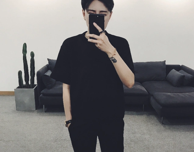 男人穿着经典的黑色,彰显年轻人的时尚与不羁.