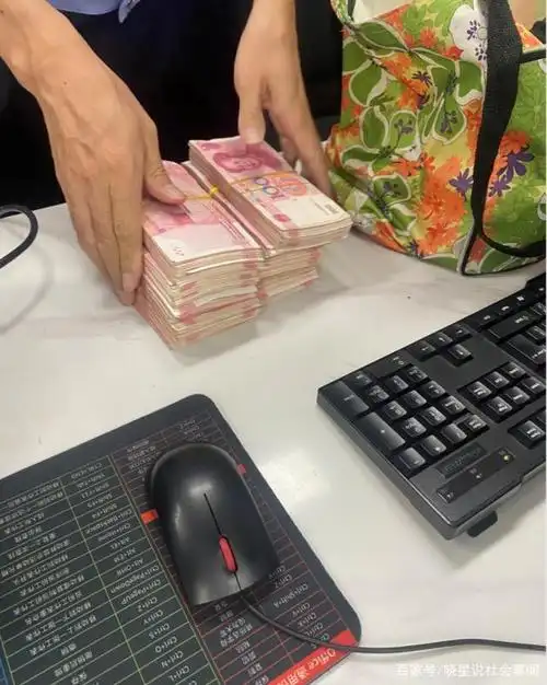 广东珠海一男子在共享单车上发现十万现金,果断报警
