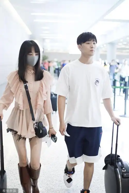 郑爽诠释甜蜜少女感和张恒合体同框撒狗粮