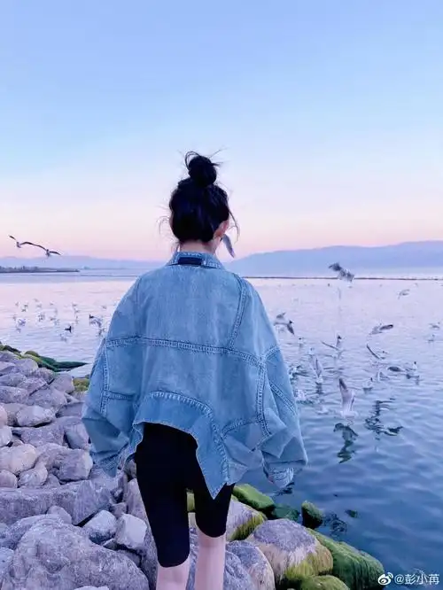 组图彭小苒分享海边落日随拍着牛仔外套搭丸子头活泼随性