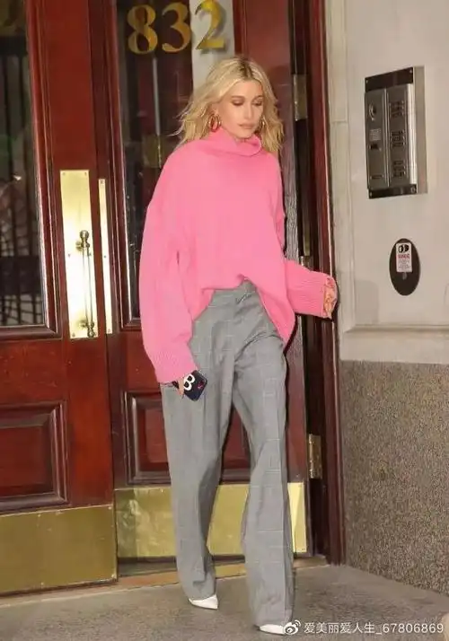 用高级灰色的大衣覆盖着粉色的部分,粉色看起来很低调,不觉得太甜的