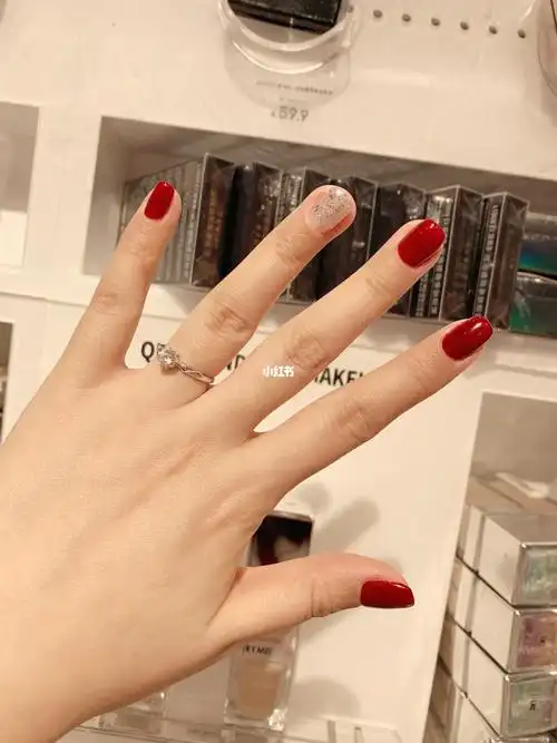 超显白酒红跳色美甲 再也不用担心小黑手