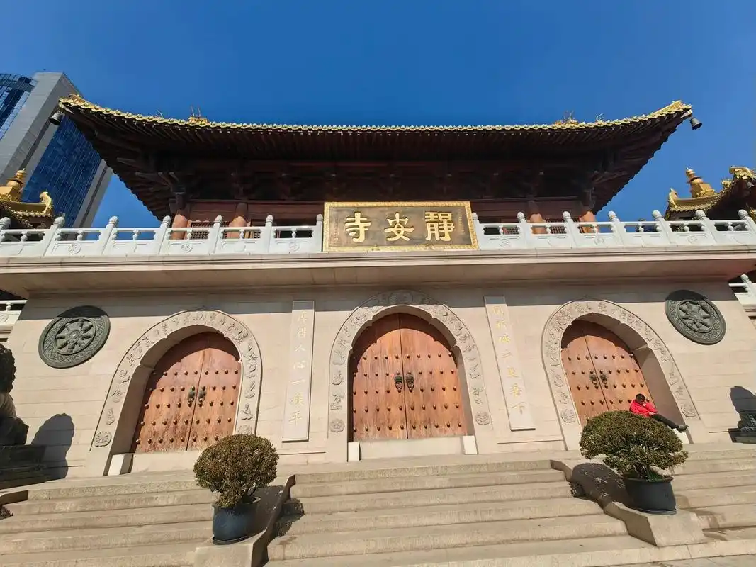 上海静安寺.闲了无事,乘着碧空蓝天的好天气,去静安公园和静安 - 抖音