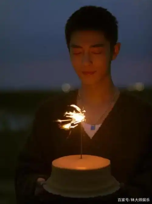 肖战生日最新写真曝光,男神河边耍帅,剪短头发重新出发