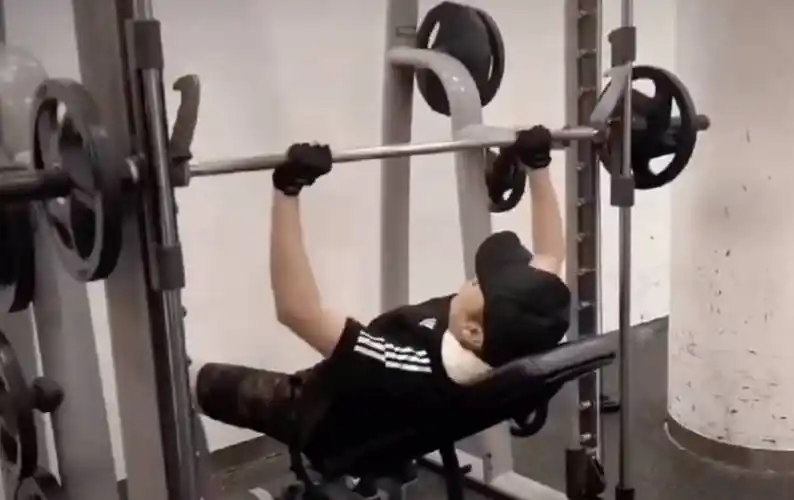 50岁于和伟豪宅内健身!