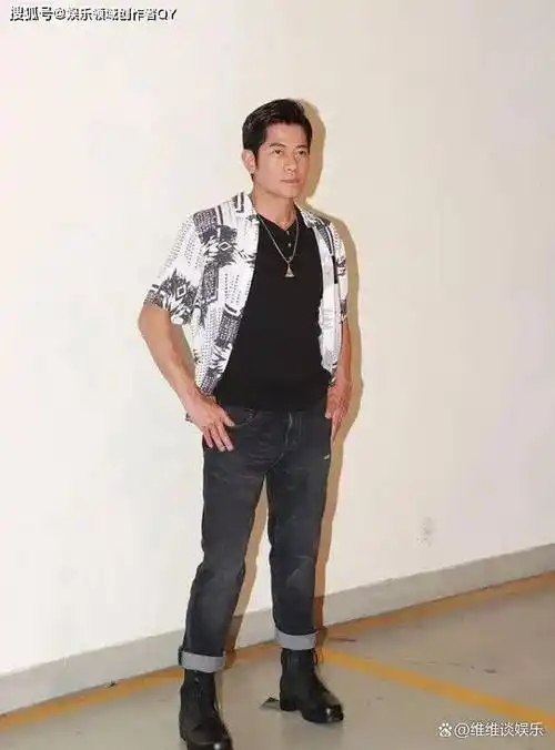 原创53岁陈红同框56岁郭富城一个精神小伙一个老气大妈