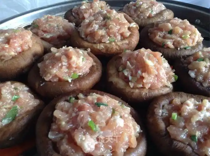 今天中午蒸香菇盒吃,我儿媳最爰吃!哈哈.