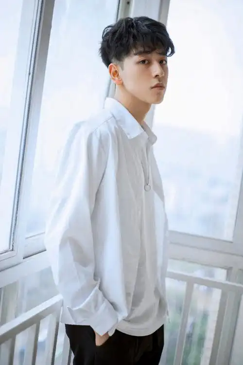 男生拍照:简约又帅气的姿势和技巧,会拍照的男生都这么拍