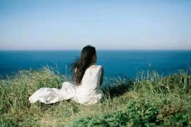 独处,是指一个人独自一人,不与任何人交流,不被任何人打扰的状态.