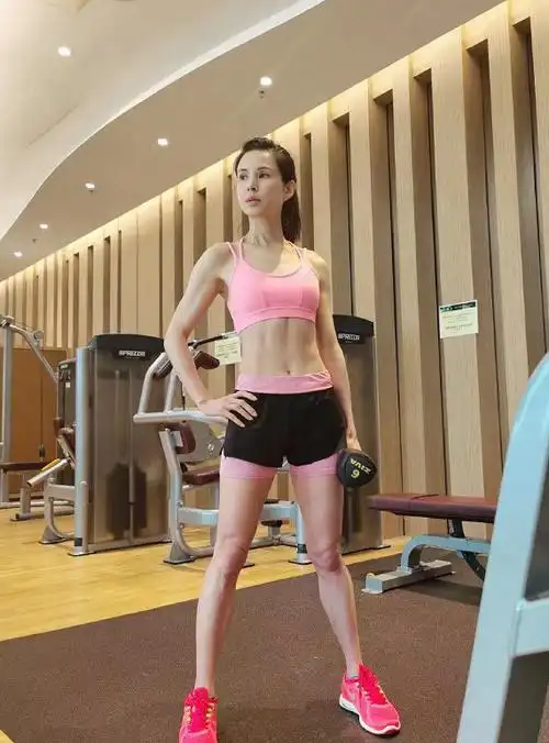 56岁李若彤深夜晒健身照,当她抬起胳膊时,全世界都安静了