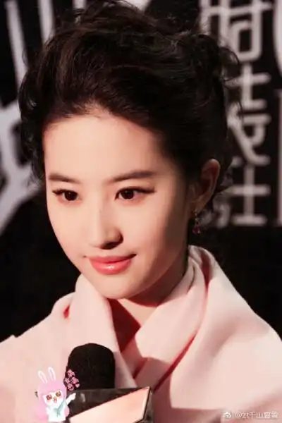 "2011《时装男士》星势力颁奖盛典"在北京举行,刘亦菲一袭粉色小礼服