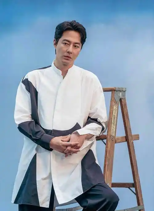 而后赵寅成也因为188公分高挑身材,搭上其惊人高颜值,被相中成为模特