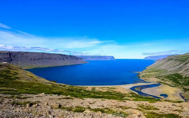 蓝天白云湖泊风景图片桌面壁纸
