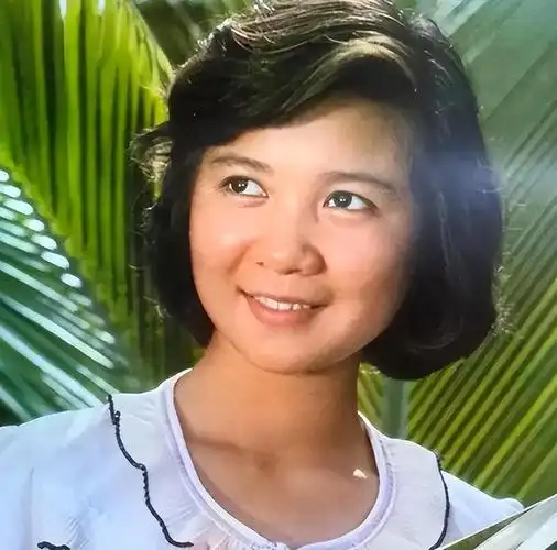 回顾蔡明嫁初恋丁秋星结婚38年生一子如今儿子是她的骄傲