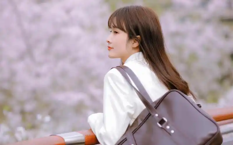 樱花树下治愈系美女制服甜美写真高清原图查看 (1/9)
